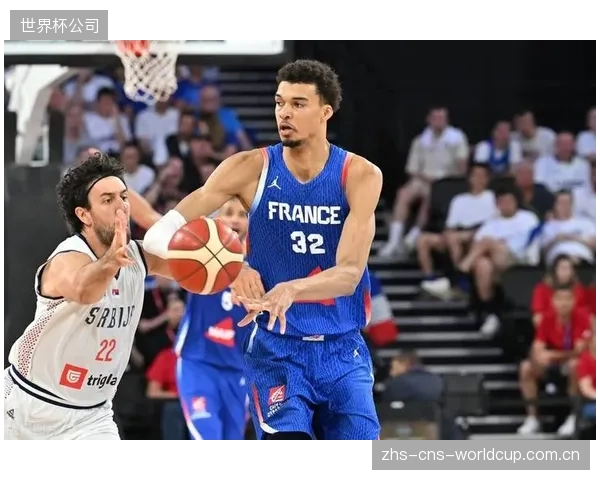 尼克斯通过锋线压迫性防守,成功诱导维克多·文班亚马在高位处理球时犯错。 尼克斯通过锋线压迫性防守,成功诱导维克多·文班亚马在高位处理球时犯错。